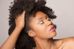 Les bons gestes contre la chute des cheveux afro